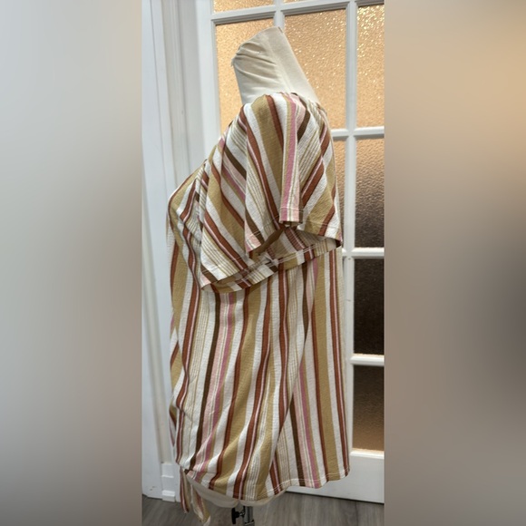 🎉3/$20 Striped V-Neck Buttoned Women's Top - Picture 2 of 4